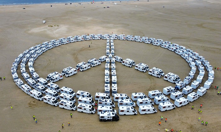 Camper setzen mit ihren Fahrzeugen ein gigantisches Zeichen für den Frieden und holen RID-Weltrekord für das »größte Peace-Zeichen aus Wohnmobilen einer Marke«