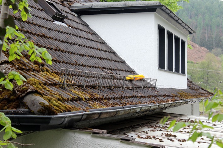 POL-OE: Unbekannte beschädigen Hausdach