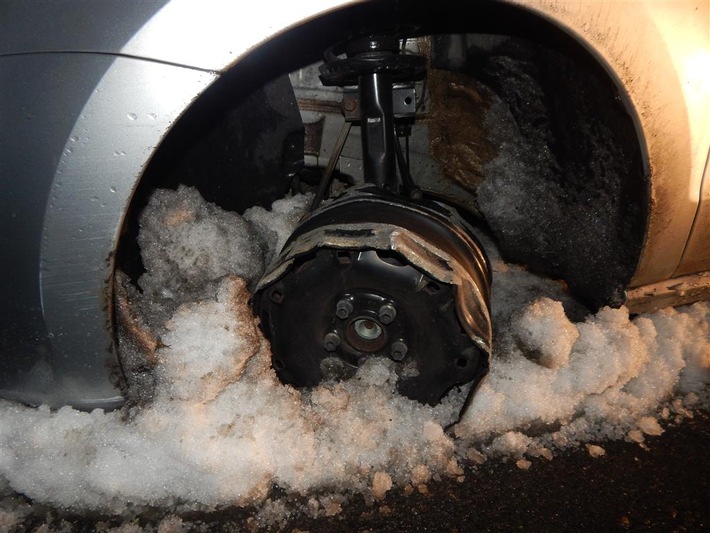 POL-PDMT: Verkehrsunfall unter Alkoholeinfluss - Pkw fährt auf blanker Felge in Schneehaufen