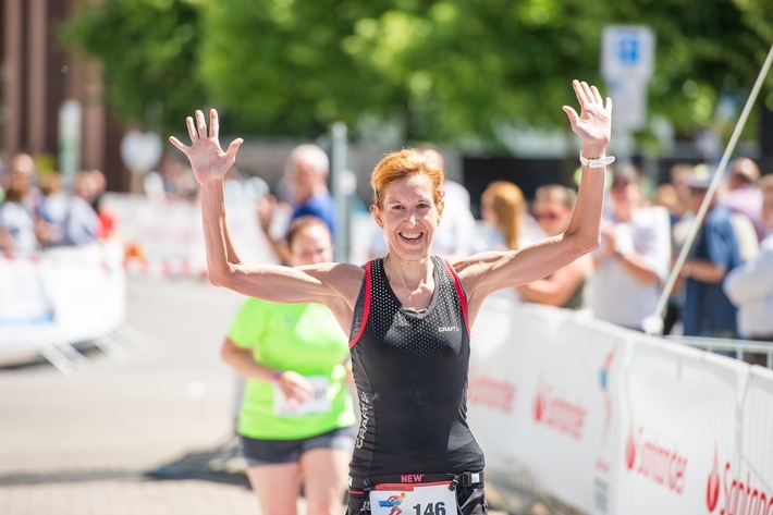 Andrea Pfister, die glückliche Siegerin des Santander Marathon 2019 in Monchengladbach. Weiterer Text über ots und www.presseportal.de/nr/63354 / Die Verwendung dieses Bildes ist für redaktionelle Zwecke honorarfrei. Veröffentlichung bitte unter Quellenangabe: "obs/Santander Consumer Bank AG/Christian Köster"