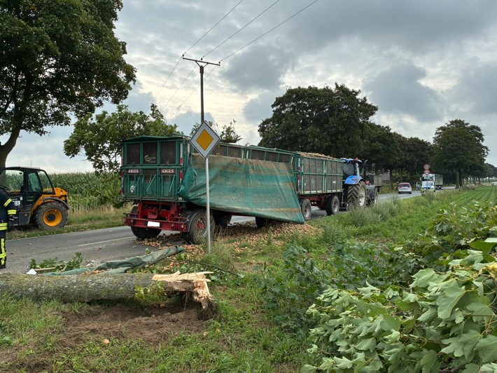 FW-KLE: Verkehrsunfall mit Traktorgespann - Baum stürzt auf Fahrbahn