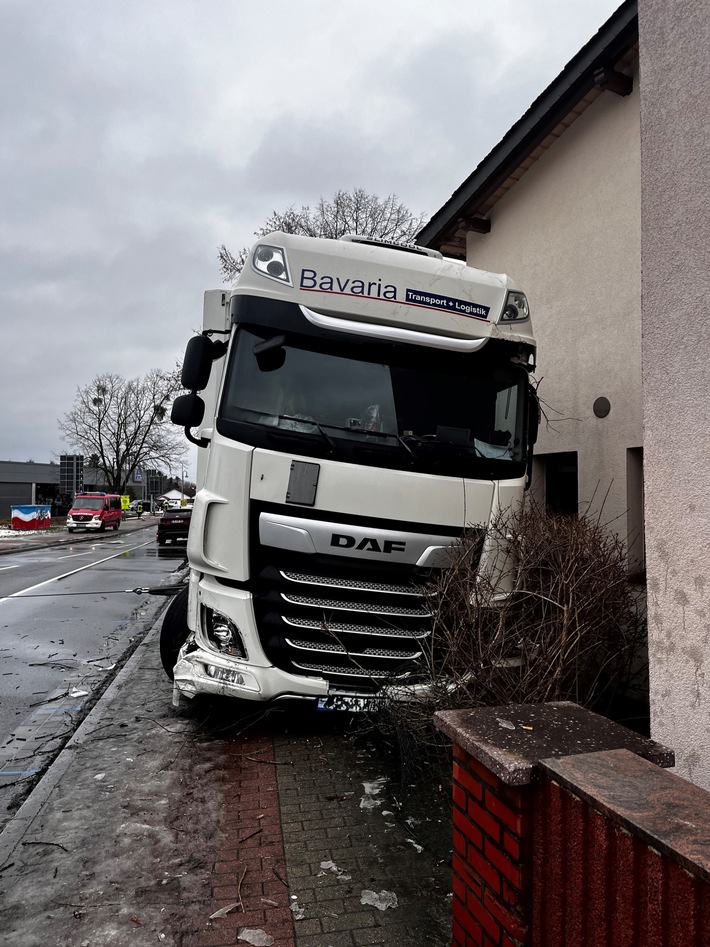 POL-HRO: Alkoholisierter Lkw-Fahrer verursacht Unfall und landet in Hauswand