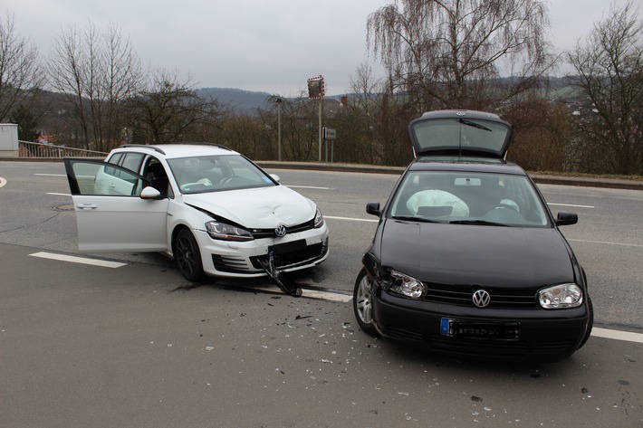 POL-PDKL: Verkehrsunfall an Einmündung, 2 Personen verletzt, 10.000,-- Euro Sachschaden