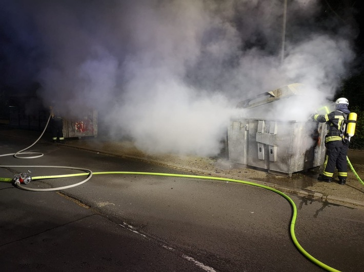 FW-EN: Feuerwehr Wetter rückt in der Nacht zu zwei Bränden aus