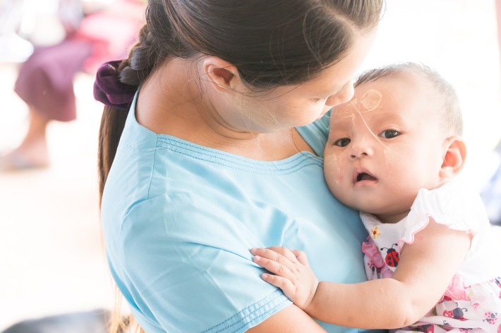 Prominente würdigen Dienst der Hebammen / Geschenke der Hoffnung baut Arbeit für Mütter und Babys aus (FOTO)