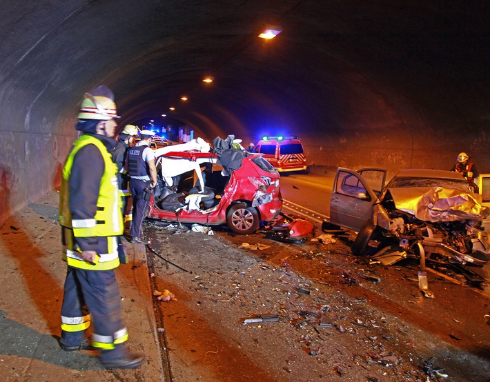 FW-E: Schwerer Verkehrsunfall in Tunnel Burggrafenstraße/Krampestraße, zwei Tote