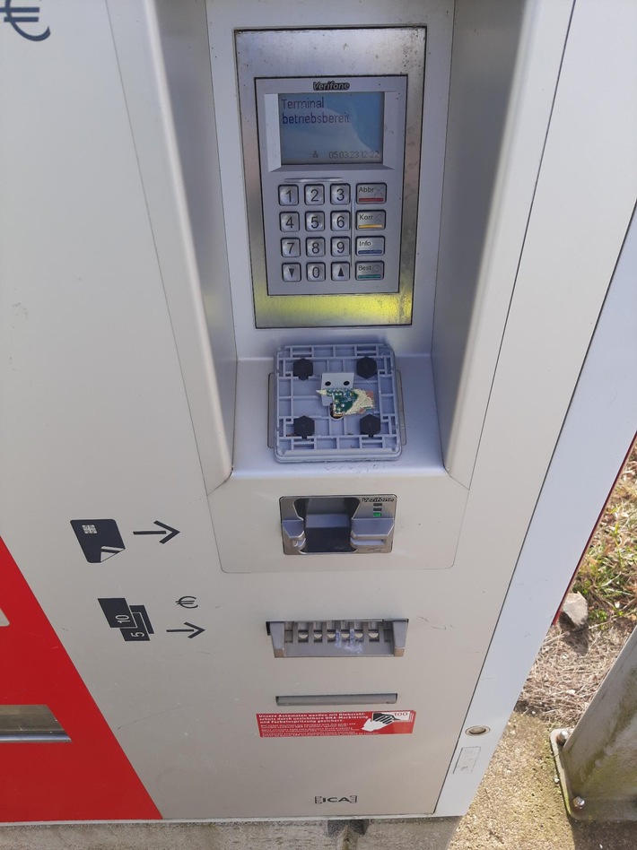 BPOL-HRO: Zwei Fahrausweisautomaten beschädigt