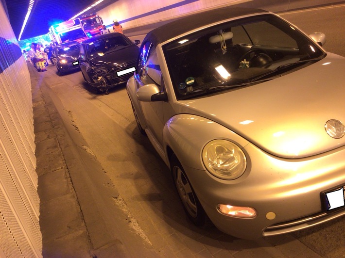 FW-BO: Verkehrsunfall im Tunnel auf der A40 in Fahrtrichtung Dortmund