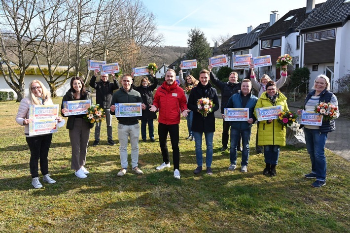 Zusammen gewinnen. Zusammen helfen: Lotterie-Gewinner*innen, Projekt-Vertreter und Politiker trafen sich zum Gruppenbild. / Weiterer Text über ots und www.presseportal.de/nr/41583 / Die Verwendung dieses Bildes ist für redaktionelle Zwecke unter Beachtung ggf. genannter Nutzungsbedingungen honorarfrei. Veröffentlichung bitte mit Bildrechte-Hinweis.