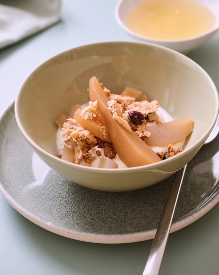 FOTO_Grüntee-Birnen mit Knuspermüsli und Kokos-Joghurt.jpg