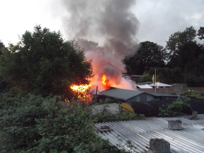 FW-DO: Gartenlaube durch Feuer total zerstört // Keine Verletzten