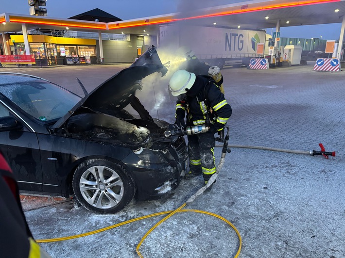 FW-ROW: Pkw gerät in Brand - eine Person verletzt