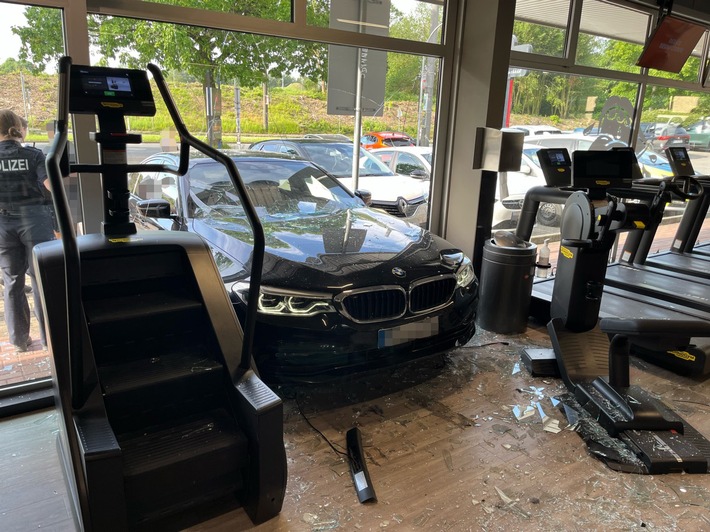 POL-BO: Scherben statt Cardio: Auto kracht in Fitnessstudio - keine Verletzten