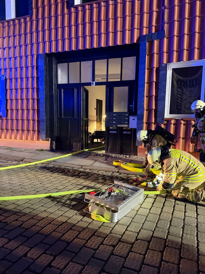 FW Helmstedt: Feuer in Mehrfamilienhaus mit Menschenrettung