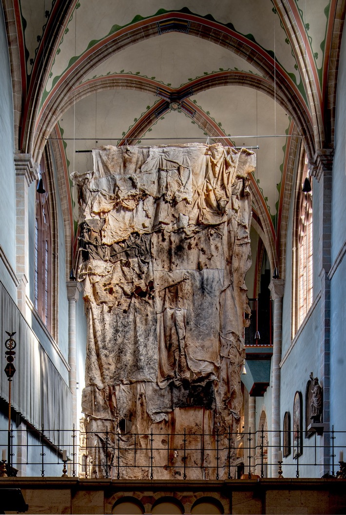 „Spuren des Feuers“ – monumentales Fastentuch von Jakob Kirchmayr erstmals in Deutschland zu sehen