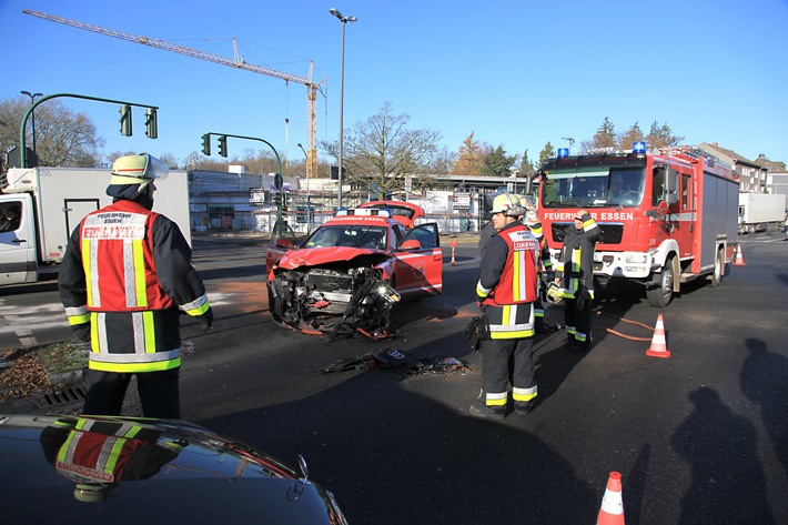 FW-E: Verkehrsunfall mit zwei beteiligten PKW, Einsatzleitwagen war mit Blaulicht und Martinshorn unterwegs