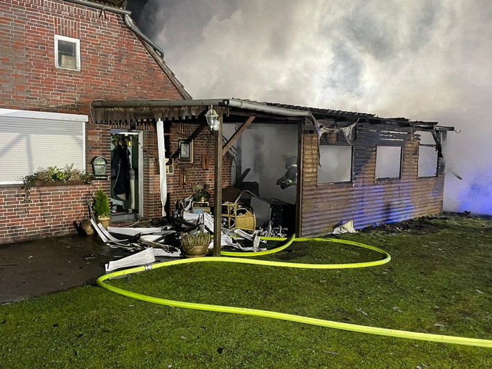 FW-LK Leer: Frau aus brennendem Haus gerettet - Ersthelfer erlitten selber Rauchvergiftungen - Vier verletzte nach Feuer in Holtland