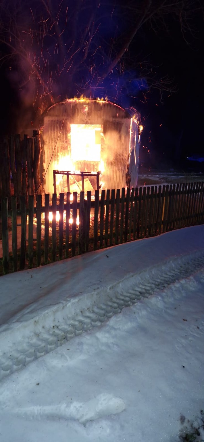 FW Celle: Bauwagen brennt in Altencelle in Vollbrand
