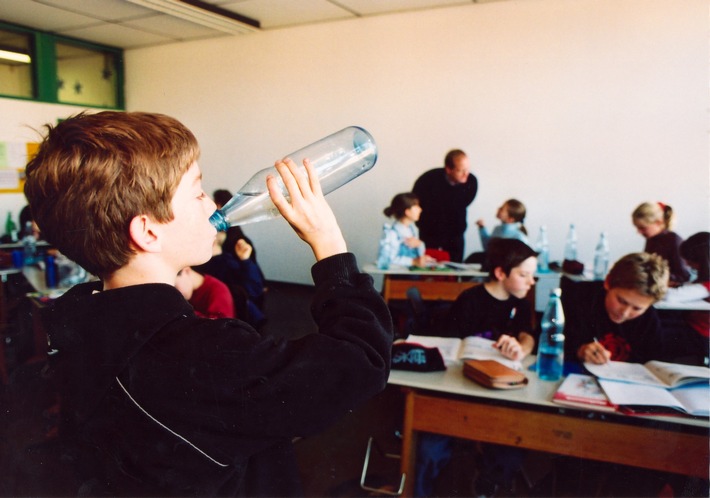 "Trinken im Unterricht" zur Förderung der Konzentration / So bleiben Schüler hellwach und geistig fit