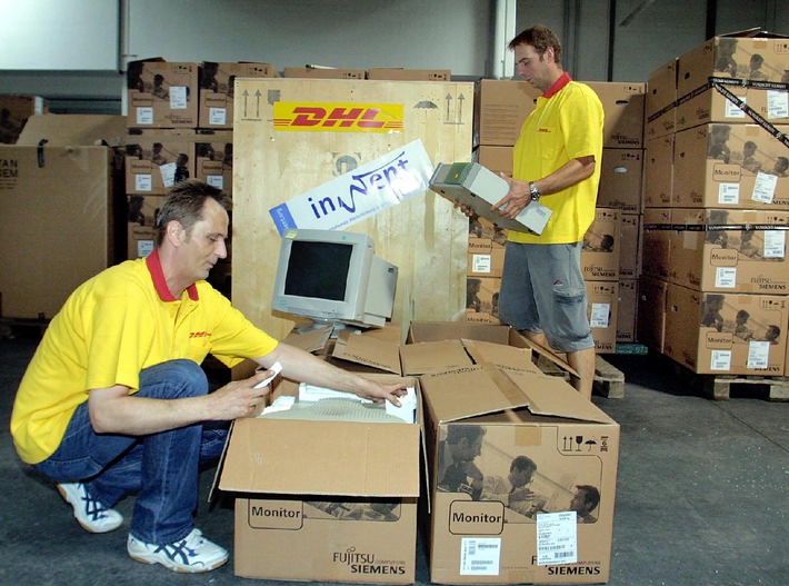DHL organisiert Hilfstransport nach Mozambik / In Köln werden 250 Computer und Bildschirme für Hilfsprojekt verladen