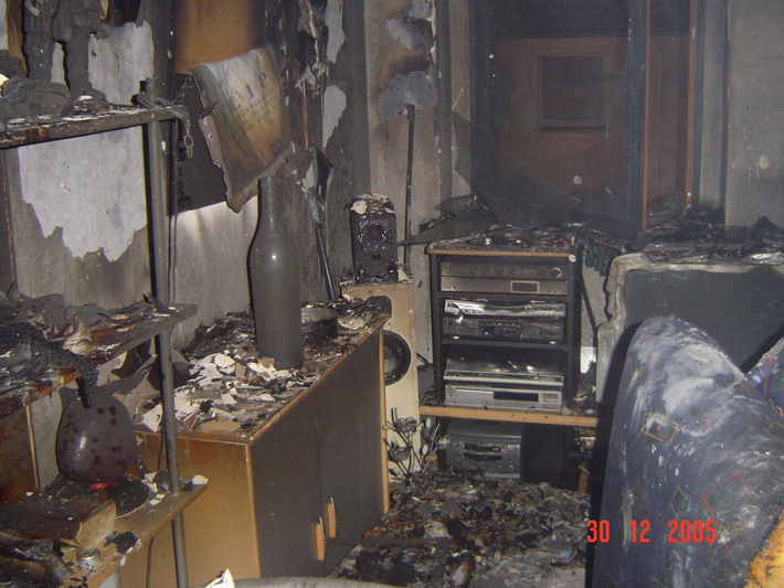 FW-E: Nächtlicher Zimmerbrand überraschte Hausbewohner