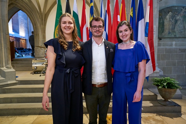 Die Hotelfachschule Zürich zeichnet 36 Absolventinnen und Absolventen in feierlichem Rahmen aus