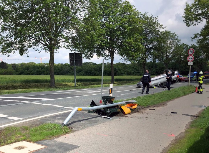 FW-KLE: Verkehrsunfall: Fahrzeug überschlägt sich