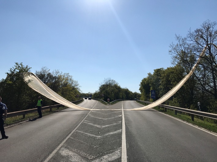 POL-PPMZ: Mainz- Saarstraße, Insektenschutzplane legt Verkehr kurzzeitig lahm