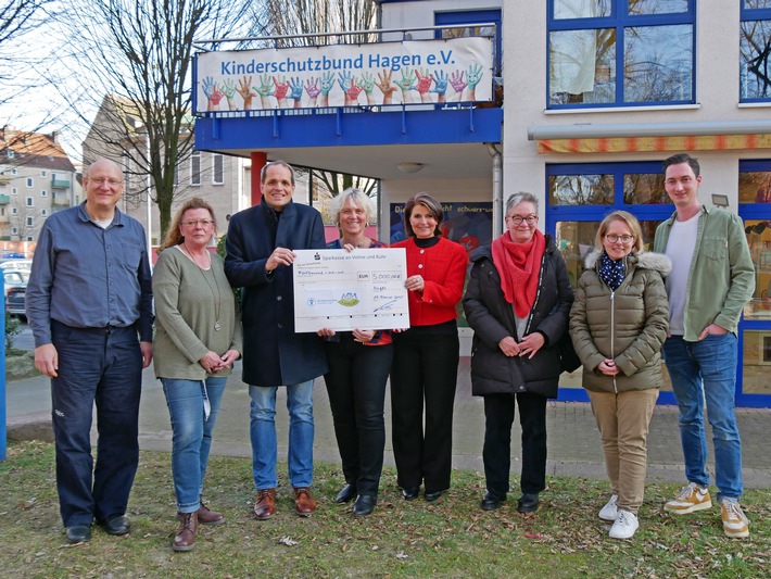 POL-HA: Spendenübergabe nach Benefizkonzert zugunsten des Suppenkaspers - FUKS e.V. überreicht symbolischen Spendenscheck über 5.000 Euro an den Hagener Kinderschutzbund