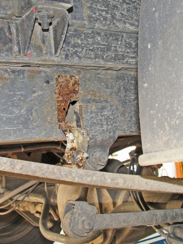 POL-ME: LKW wurde von Bauschaum und Klebeband zusammengehalten - Haan - 2107113