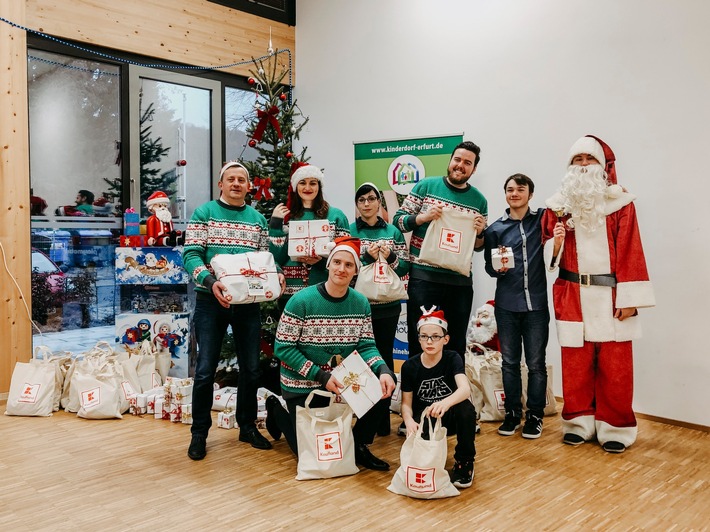 Weihnachtshelfer von Kaufland bringen Kinderaugen zum Leuchten: Vorzeitige Bescherung beim Albert-Schweitzer-Kinderdorf Erfurt
