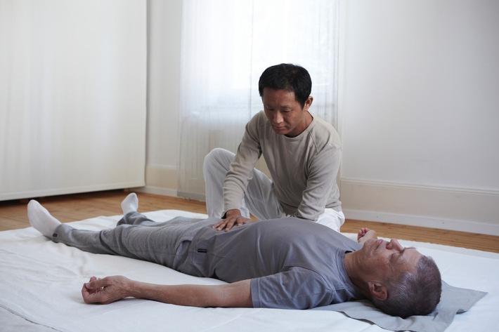 Un nouveau diplôme professionnel fédéral fait son entrée en Suisse / Dès à présent, le titre de Thérapeute Complémentaire avec diplôme fédéral est reconnu par la Confédération