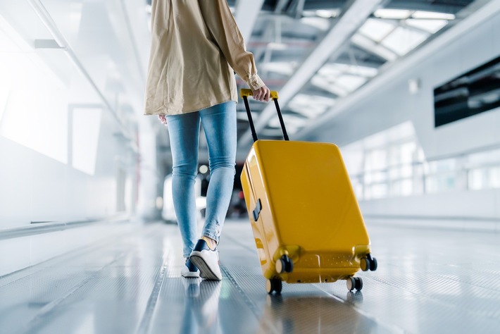Urlaubszeit: VKE-Kosmetikverband warnt vor gefälschten Parfums und Kosmetikprodukten - Vermeintliche Schnäppchen können zum Gesundheitsrisiko werden