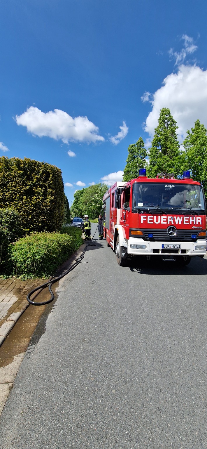 FFW Schiffdorf: Heckenbrand sorgt für Einsatz der Feuerwehr - Anwohner können Schlimmeres verhindern
