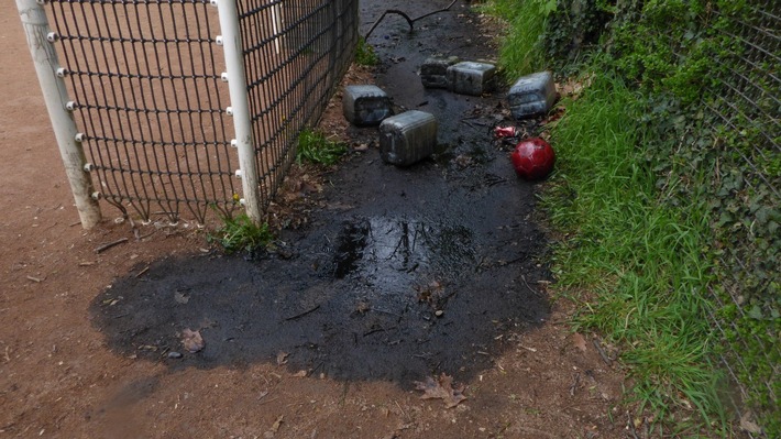 POL-FR: Folgemeldung zu: Freiburg-Landwasser - größere Menge Altöl auf Bolzplatz entsorgt - hier: Lichtbild