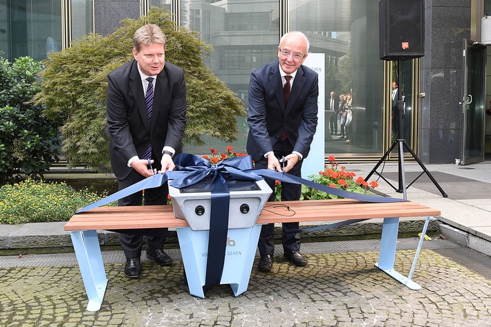 Deutschlands erste Soofa steht bei RWE / Mitarbeiter und Besucher laden ihre Mobiltelefone mit Solarenergie / Digitaler Trend aus den USA jetzt in Essen