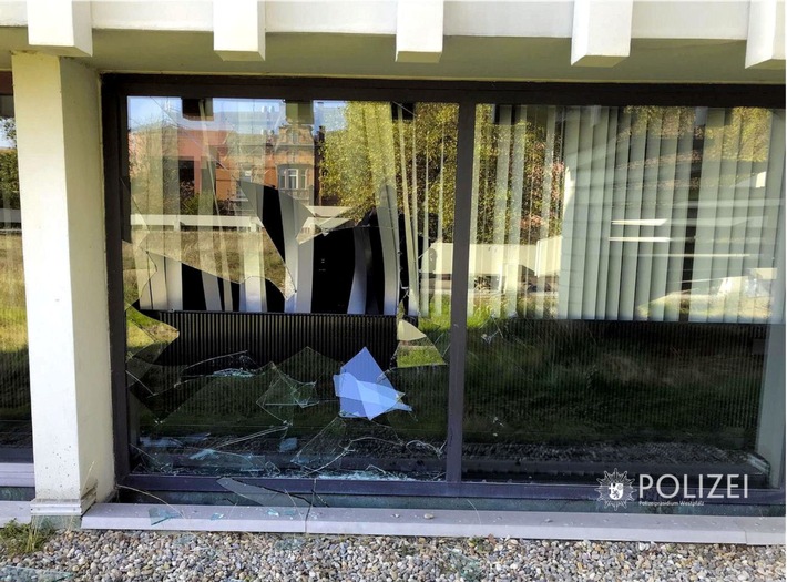 POL-PPWP: Fensterscheiben am Rathaus beschädigt