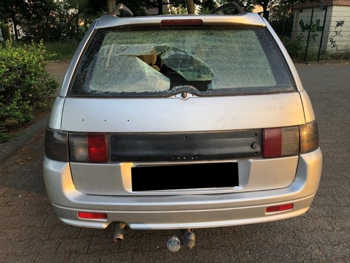 POL-PDWO: Scheibe an parkendem Auto eingeschlagen - Zeugen gesucht
