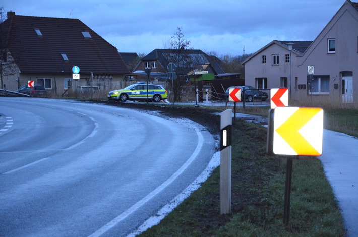 POL-DEL: Landkreis Wesermarsch: Autotransporter kommt in Ovelgönne von Fahrbahn ab, verursacht Sachschaden und flüchtet +++ Fahrzeug kann dank aufmerksamen Zeugen gestellt werden