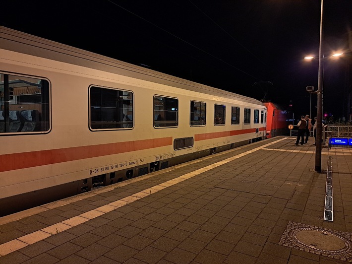 BPOL-HB: Jugendliche beschießen Lokführer im Bahnhof Verden