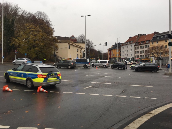 POL-HA: Drei Verletzte nach Verkehrsunfall auf dem Emilienplatz