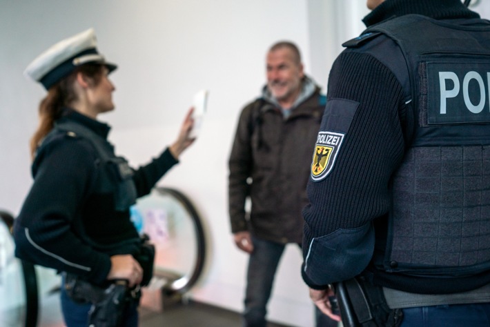 Bundespolizeidirektion München: "Rauchen gefährdet die Freiheit"