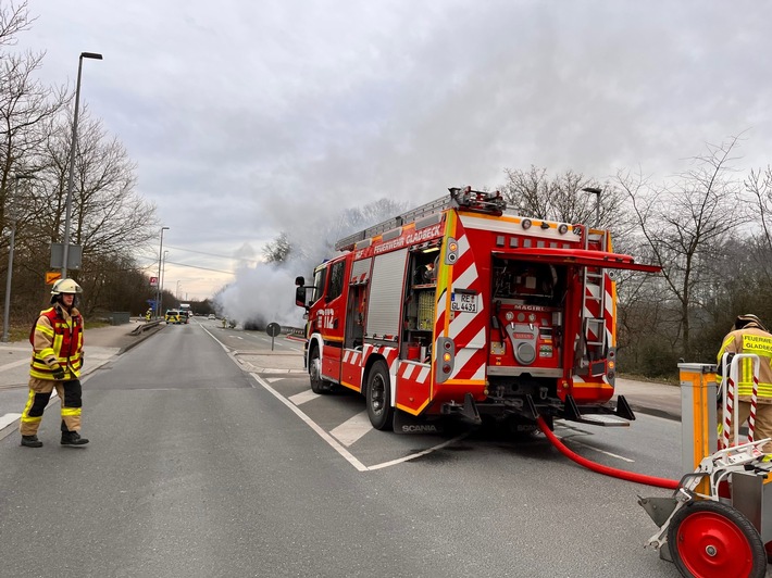 FW-GLA: Brennender LKW sorgt für Stau in Gladbeck