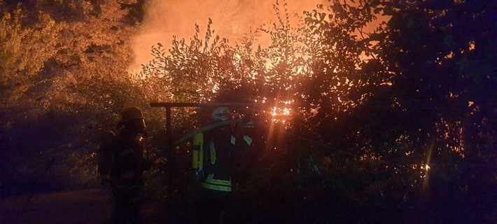 FW Königswinter: Feuerwehr kann Wohnhaus schützen - Gartenhütten brennen ab