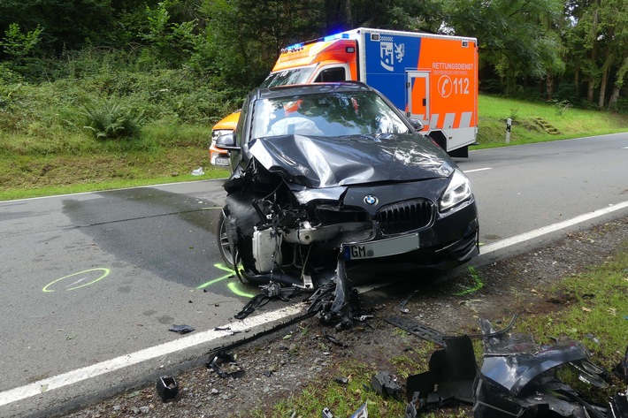POL-GM: Verkehrsunfall durch Niesanfall