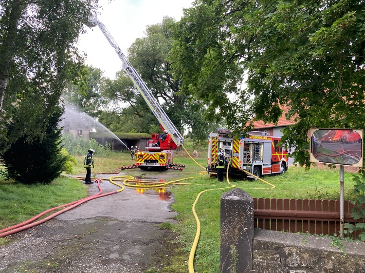 FW Lage: Bauernhofbrand in Lage - Ehrentrup - Feuerwehr trainiert den Ernstfall