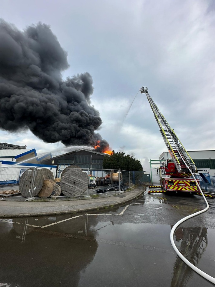 FW-DO: Großbrand am Sonntagmorgen - Lagerhalle in Dortmund-Aplerbeck steht in Vollbrand