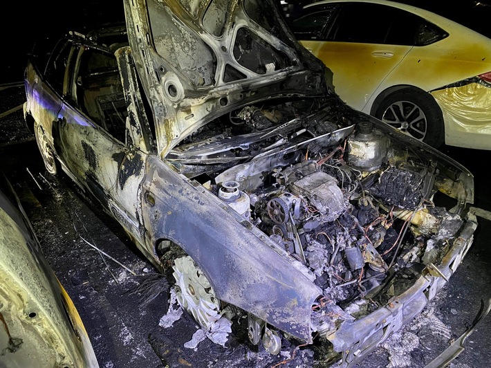 POL-ME: Mehrere Autos brannten: Die Polizei ermittelt - Monheim am Rhein - 2303021