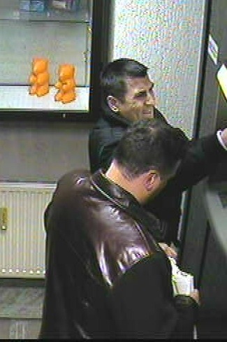 POL-REK: Geldausgabeautomaten manipuliert - Polizei sucht Täter mit Fotos - Kerpen-Blatzheim