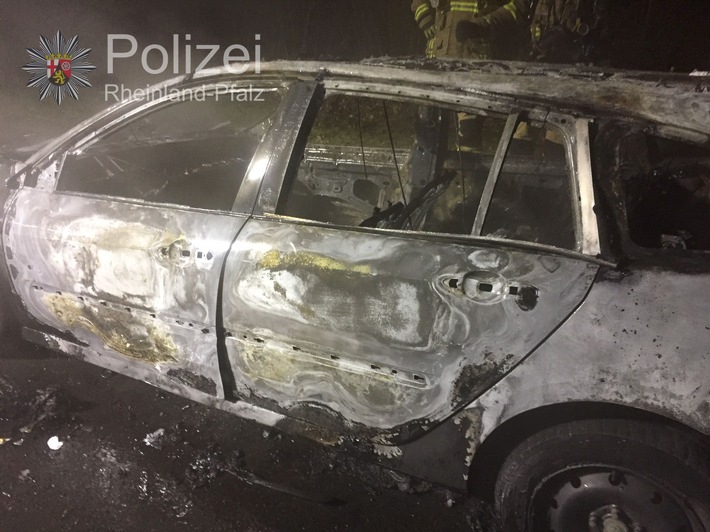 POL-PPWP: Fahrzeug komplett ausgebrannt